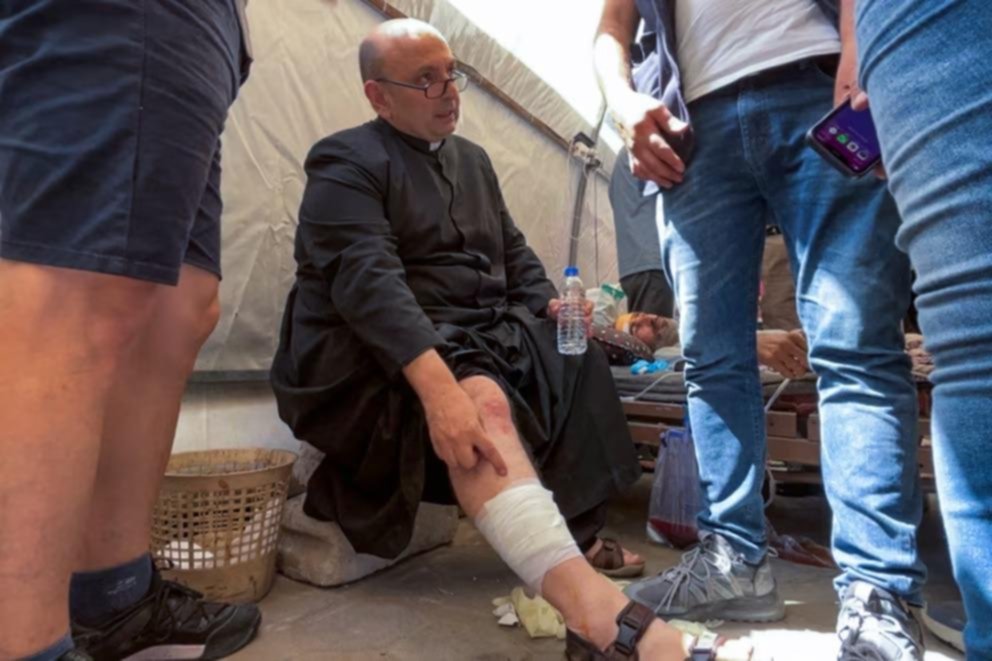 Indignación por el bombardeo israelí a la única iglesia católica de Gaza a cargo de un cura argentino