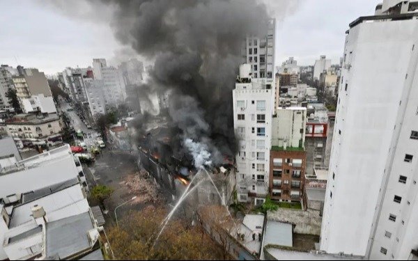 El incendio de La Plata desde las alturas: el rol de las grúas que facilitaron la tarea de los bomberos