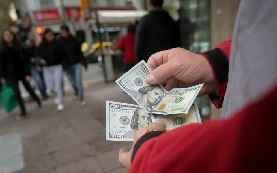 Máximo histórico | El dólar oficial volvió a subir y cerró la semana en $1.300: las claves para entender el salto