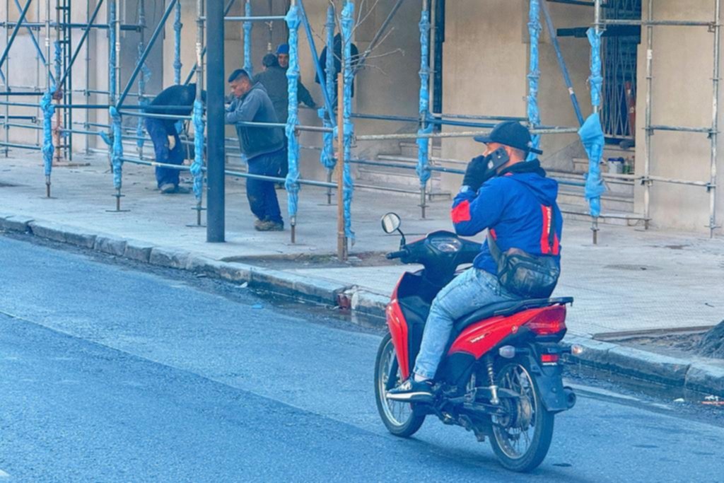 En el Centro, sin casco y con el celular al volante