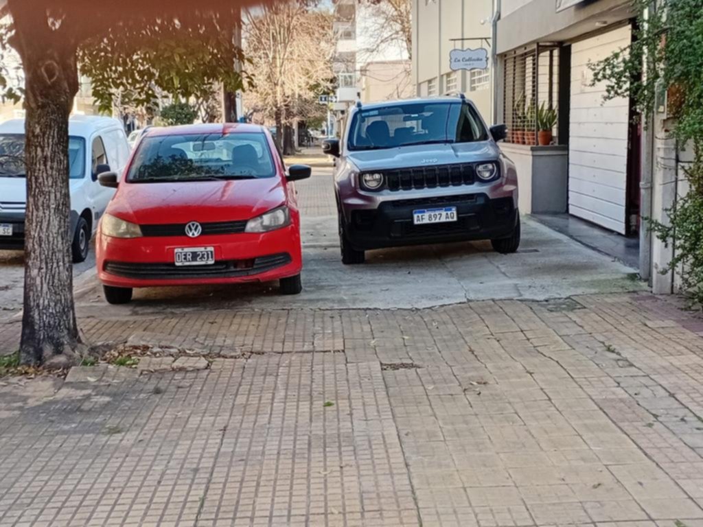 Estacioná donde quieras: quejas en la cuadra de 36 entre 5 y 6