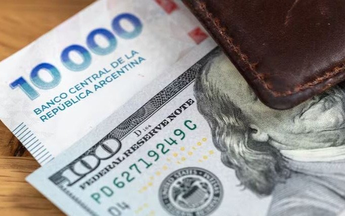 Ante la suba del dólar, elevan la tasa para invertir en bonos en pesos