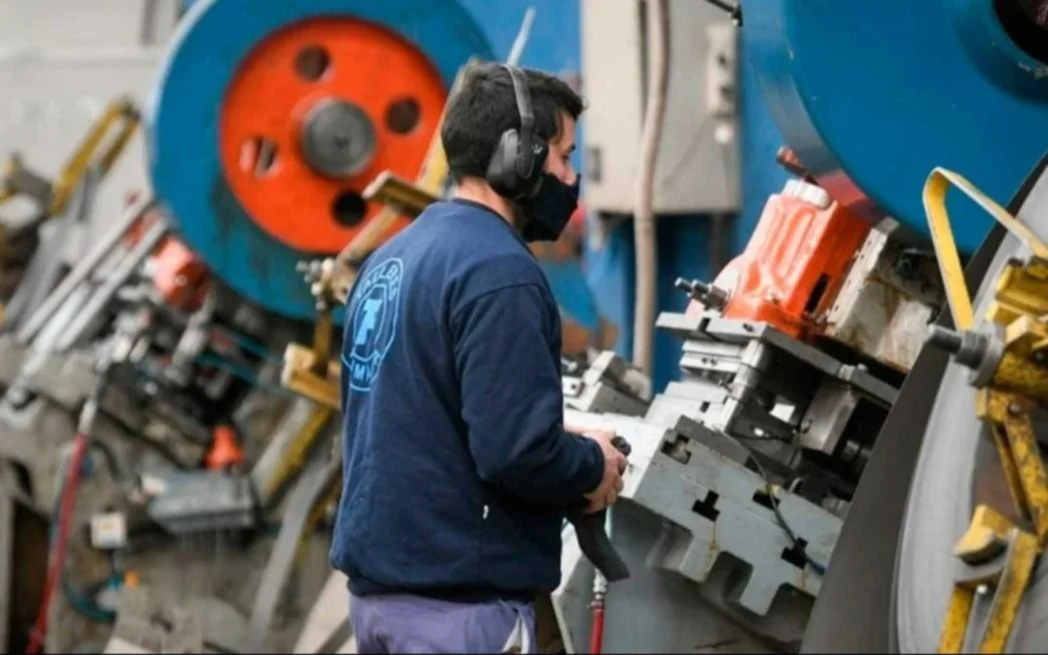 Pese a la suba del dólar, los industriales no salen del ahogo y siguen debajo de los niveles de 2022
