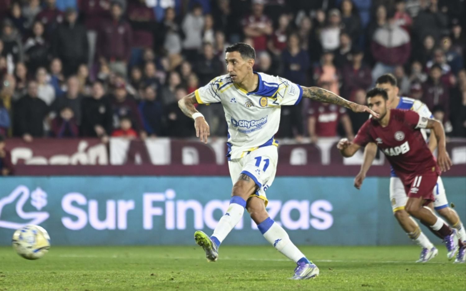 En el regreso de los visitantes, Rosario Central venció a Lanús con gol del "Fideo" Di María