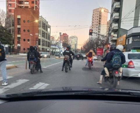 En una esquina del Centro, algunos con casco, pero de la patente ni hablar