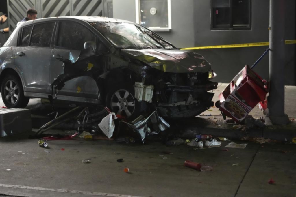 Horror en Los Ángeles: decenas de heridos al ser atropellados por un auto