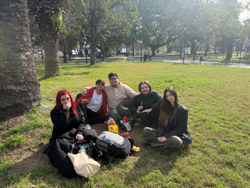 De día y de noche: miles de platenses festejaron el día de la amistad en la Ciudad