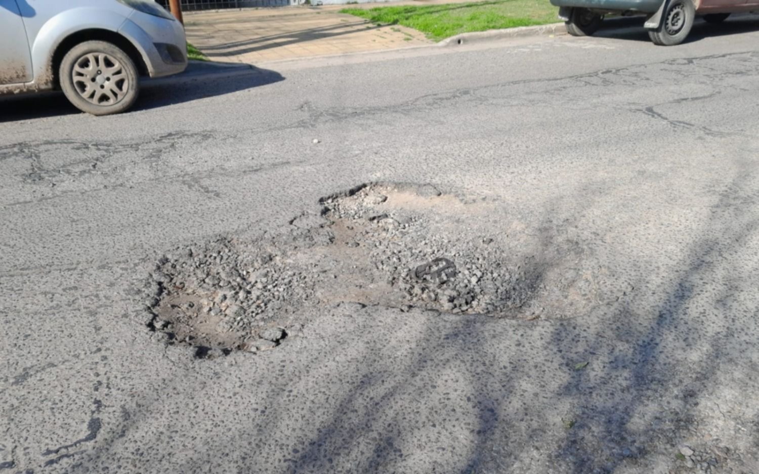 Quejas en un sector de Tolosa por calles que se arreglan pero se rompen rápido