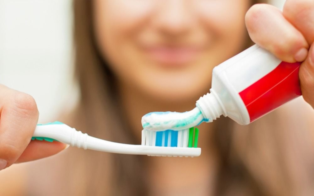 ¡Cuidado! ANMAT prohibió vender una pasta de dientes de una reconocida marca: cuál es y los motivos