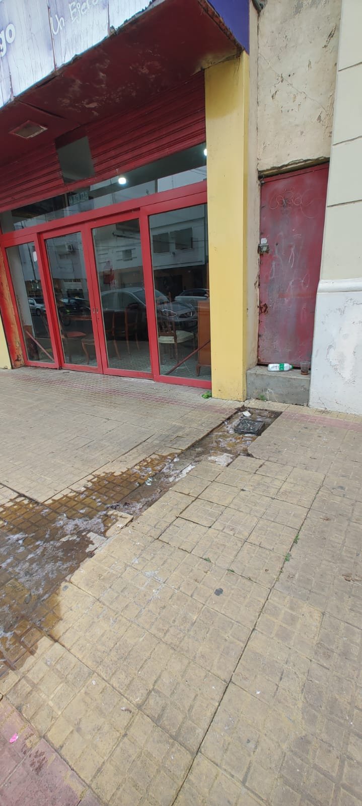 ¡Repugnante! Fuerte descargo vecinal por la presencia de desechos fecales en vereda de 46, 4 y 5 