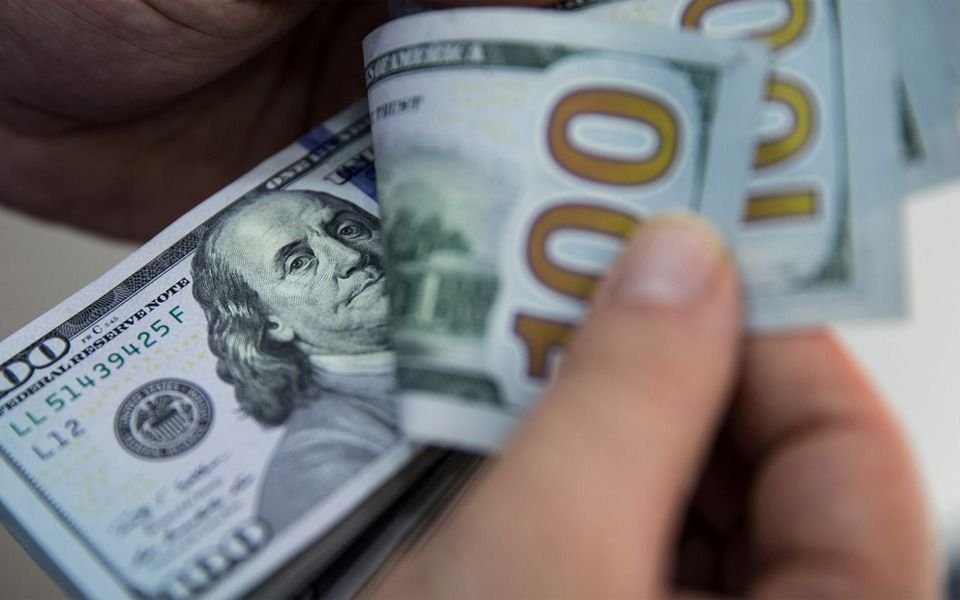 El dólar bajó, empujado por la disparada de tasas