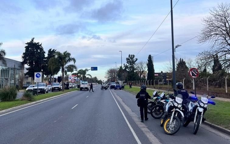 Persecución de película en Camino Centenario: un BMW blanco y 9 detenidos acusados de entraderas en City Bell