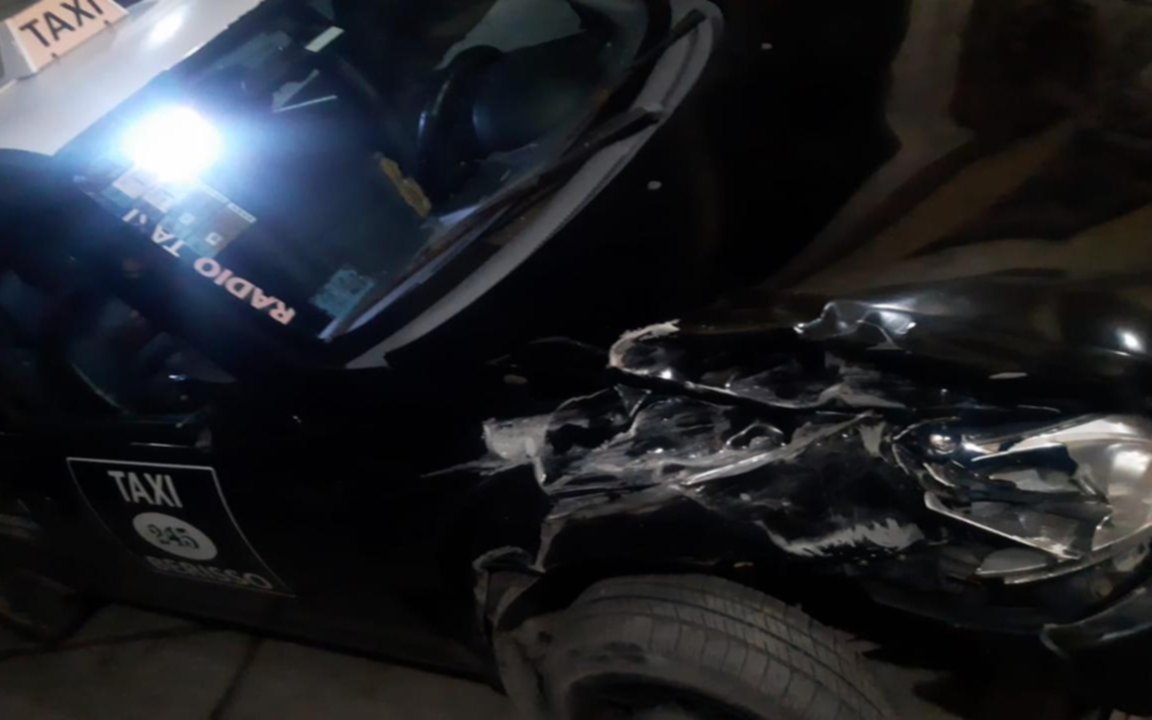 Un taxista chocó con pasajeros y se negó a realizarse el test de alcoholemia en Berisso