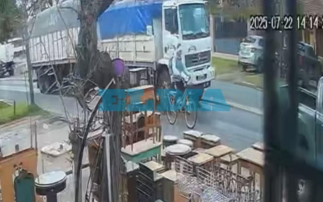 Quién es el ciclista que murió aplastado por un camión en La Plata y qué se sabe del conductor prófugo