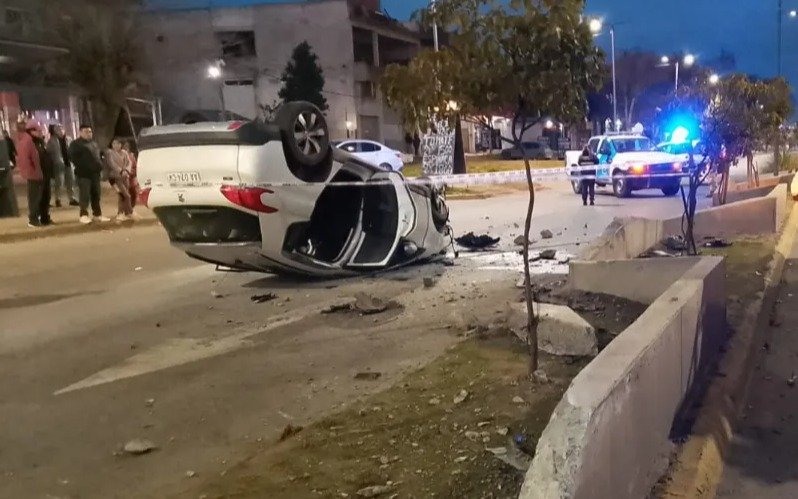 Accidente en Ezpeleta: Rescataron al conductor de un auto que se incendió tras volcar