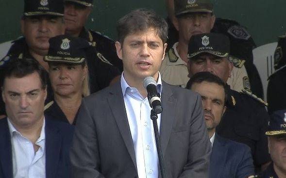Kicillof expulsó a 24 altos oficiales de la Policía por "realizar tareas" para un candidato de La Libertad Avanza