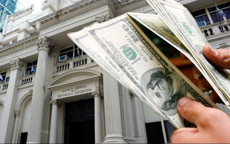 Bancos al límite: ¿qué revela la venta de dólares propios y la escasez de pesos?