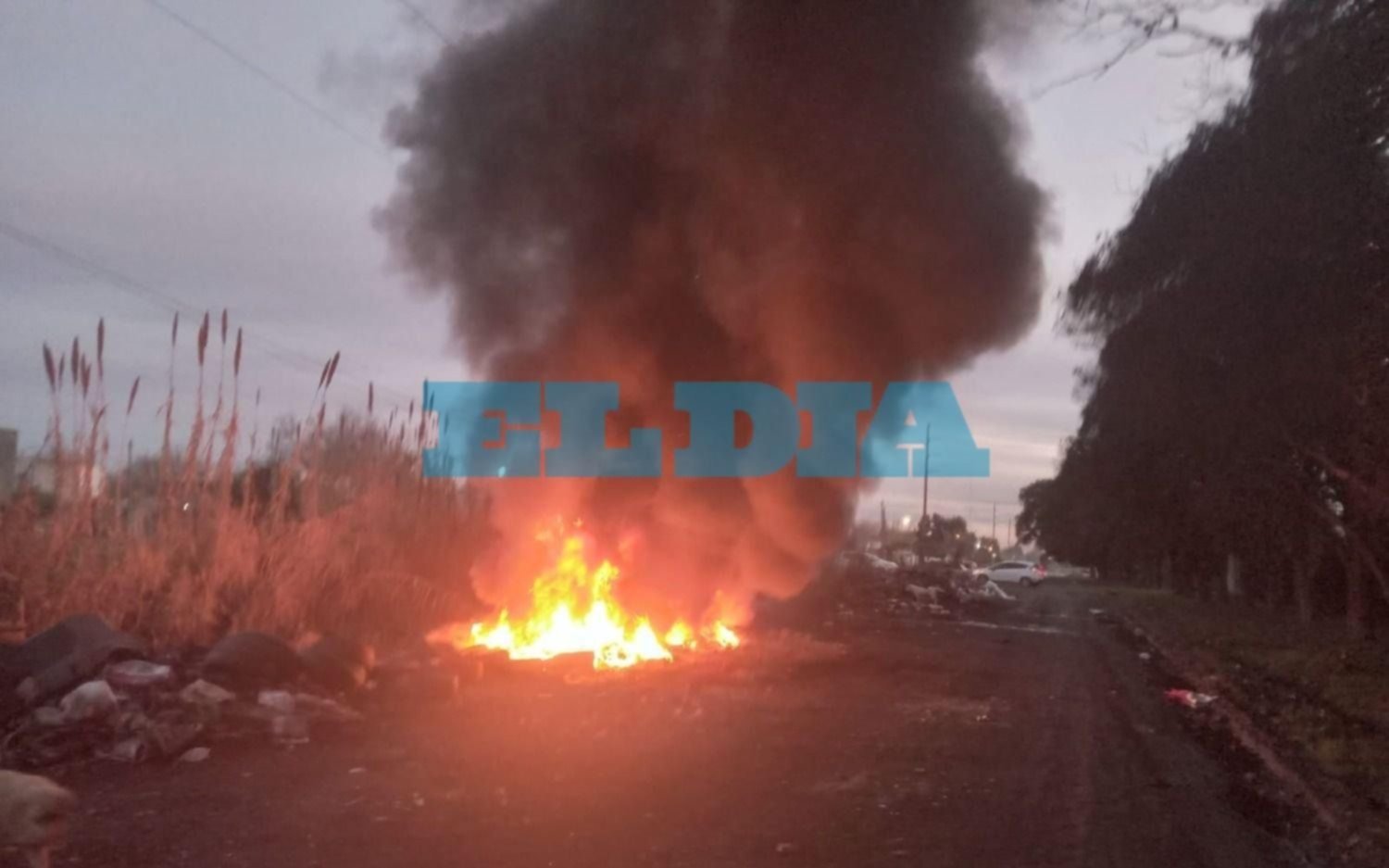 Quema de cubiertas en San Carlos, inundó de humo al barrio