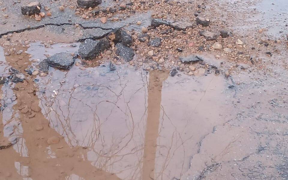 Cañería de ABSA detonada en City Bell y por la calle corre un "río"