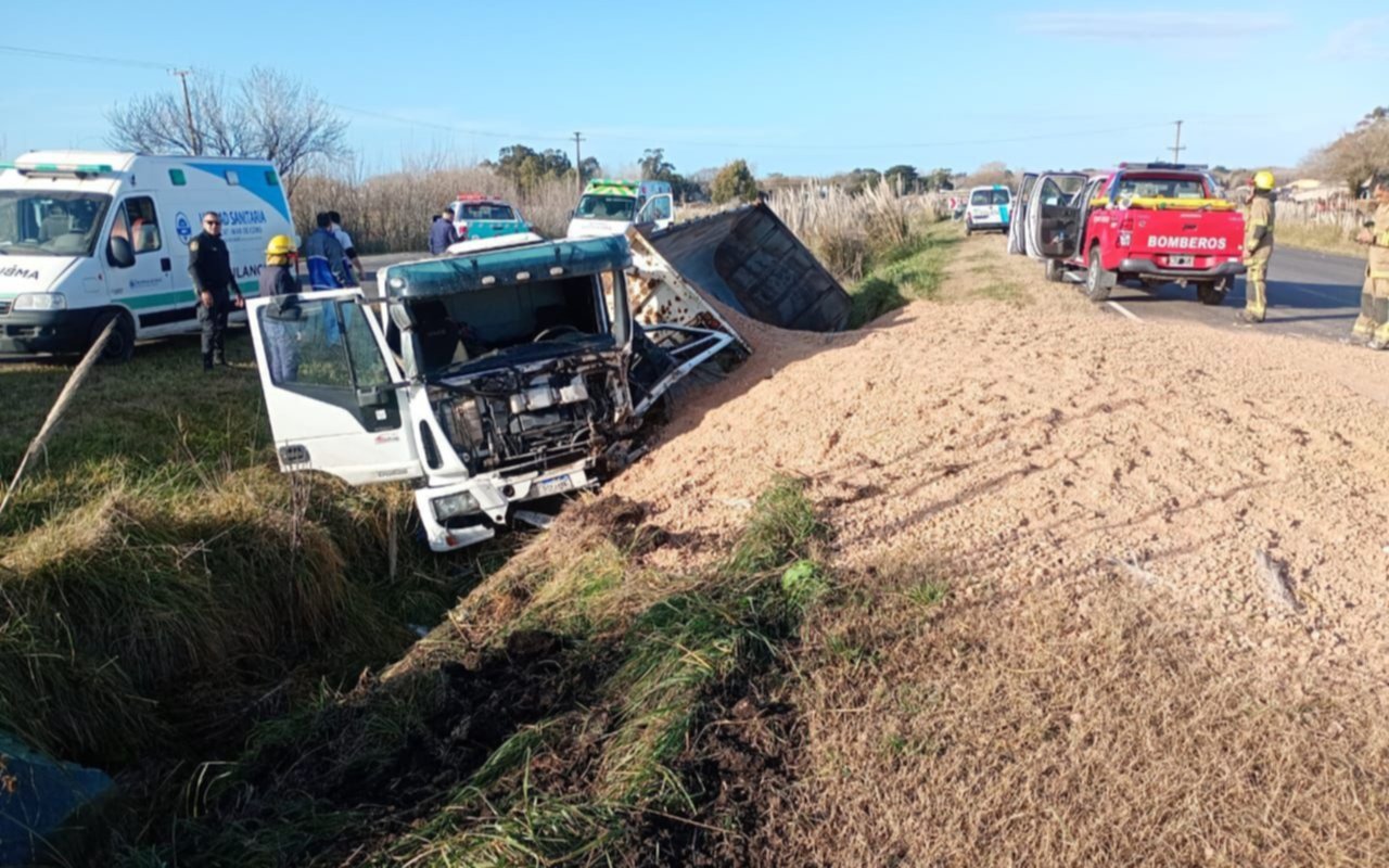 Un camión perdió el control y volcó en la Ruta 11 