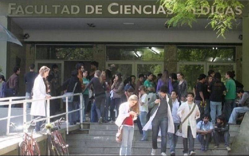 Convocan a un nuevo examen de residencias médicas en medio de las sospechas: ¿Quiénes deben rendir otra vez?