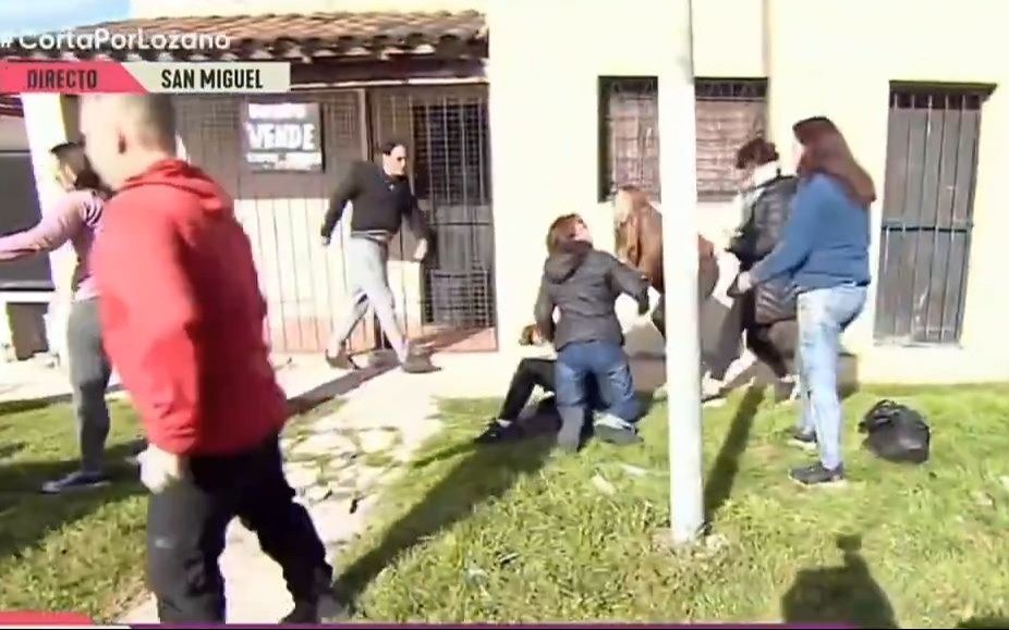 Batalla campal en un móvil de Corta Por Lozano: llantos, golpes y un perro salchicha