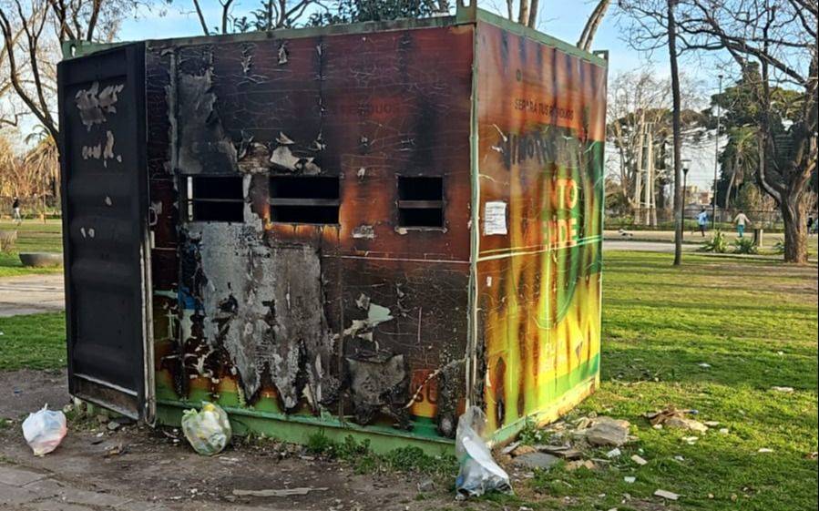 Vandalizaron un reciclador de basura enfrente a un colegio en Tolosa: "Era muy utilizado para mantener limpio al barrio"