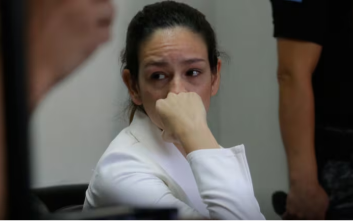 Condenada por asesinar a su ex novio, detenida por golpear a su marido