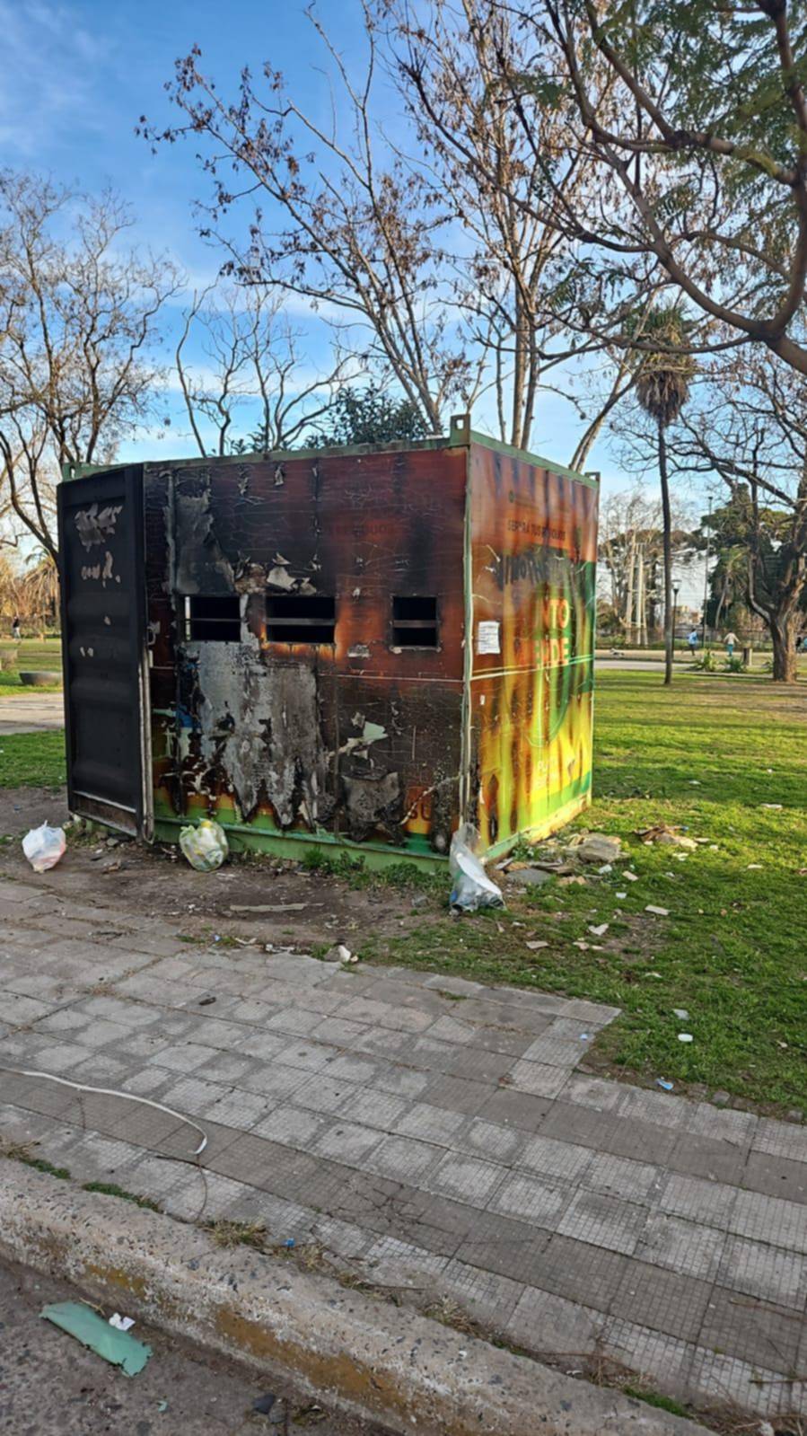 Vandálico ataque a un puesto de basura verde