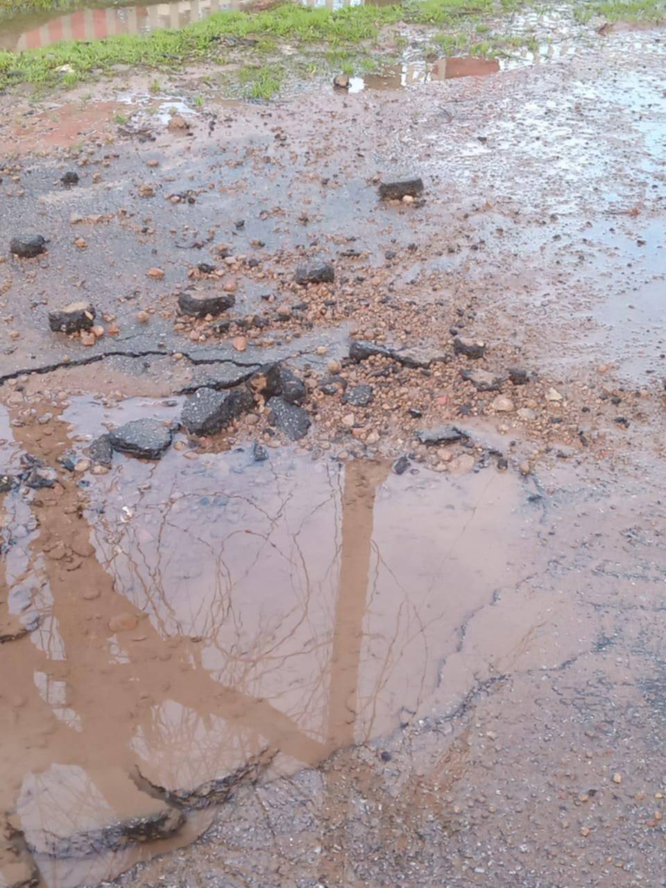 En City Bell, pavimento roto por una pérdida de agua de ABSA