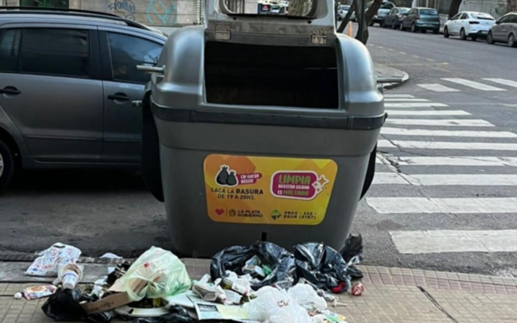 En el centro, un contenedor complica a los conductores y obstruye un desagüe