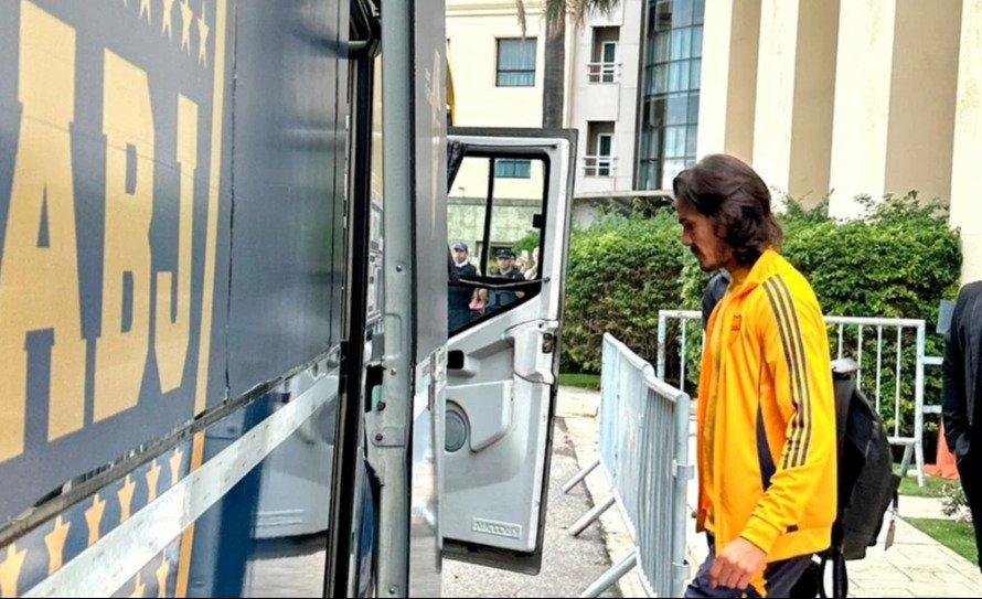 El plantel llegó en silencio y lejos de los hinchas