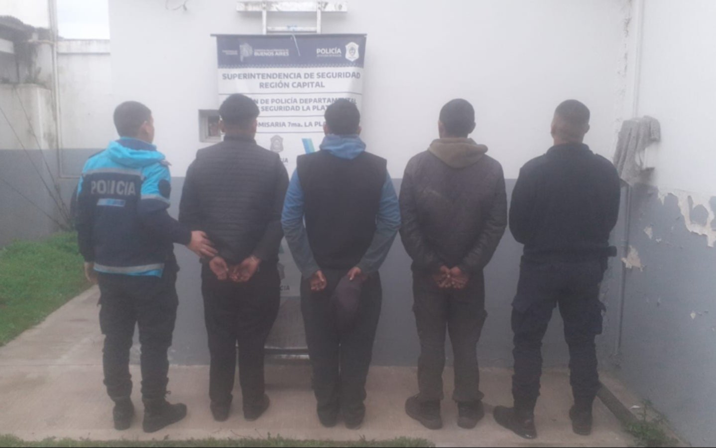 Allanaron un taller de motos clandestino en La Plata y detuvieron a tres personas