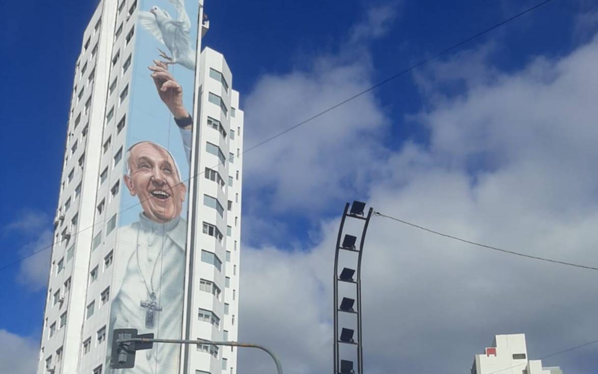 El Papa Francisco alumbrará el centro de La Plata: emplazaron una torre de iluminación para que la obra se vea de noche