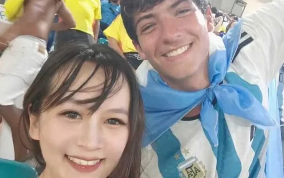 Flechazo en la tribuna: Ailing Hou, la joven china que busca a un argentino por las canchas del país