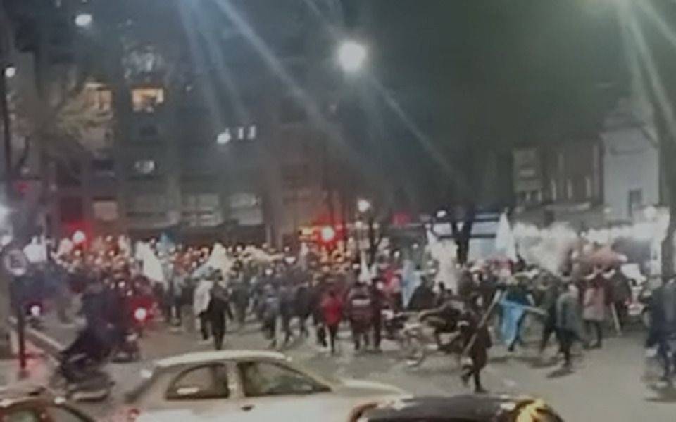 La Uocra realizó una marcha de antorchas en el centro de La Plata