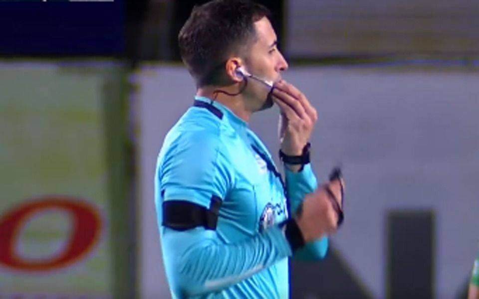 VIDEO. Así fue el debut del anuncio VAR con audio en vivo en los estadios