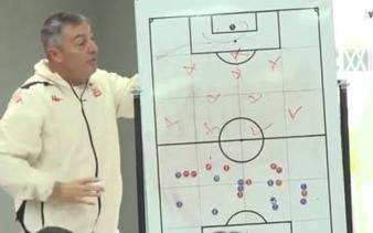 Kudelka dio una clase táctica en plena rueda de prensa