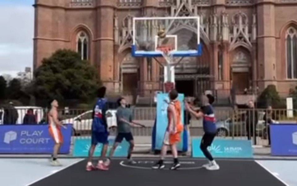 Plaza Moreno al ritmo del básquet en la primer jornada del torneo itinerante Circuito 3×3 Argentina