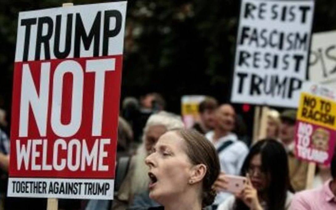 Protestas masivas en Escocia contra la visita de Trump 