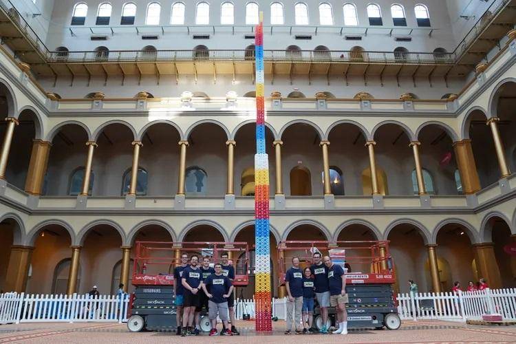 Una torre de dominó de más de 10 metros de altura es récord