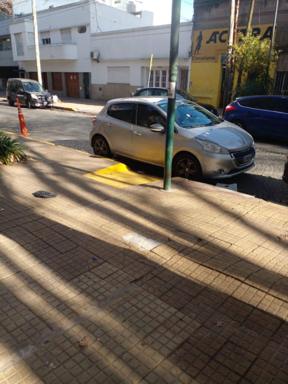 Frente a una clínica oncológica un auto estaciona en la rampa