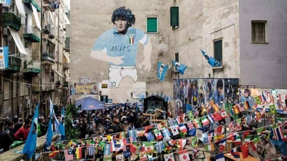 El kiosquito de Claudia: Villafañe viaja en grupo a Italia para recorrer los pasos del Diez