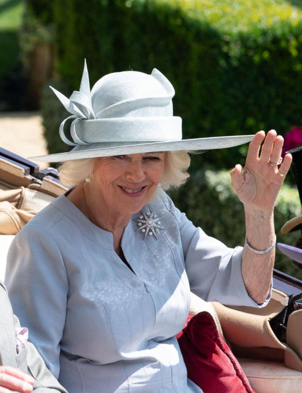 Las joyas de Camila: cinco broches y muchas vidas