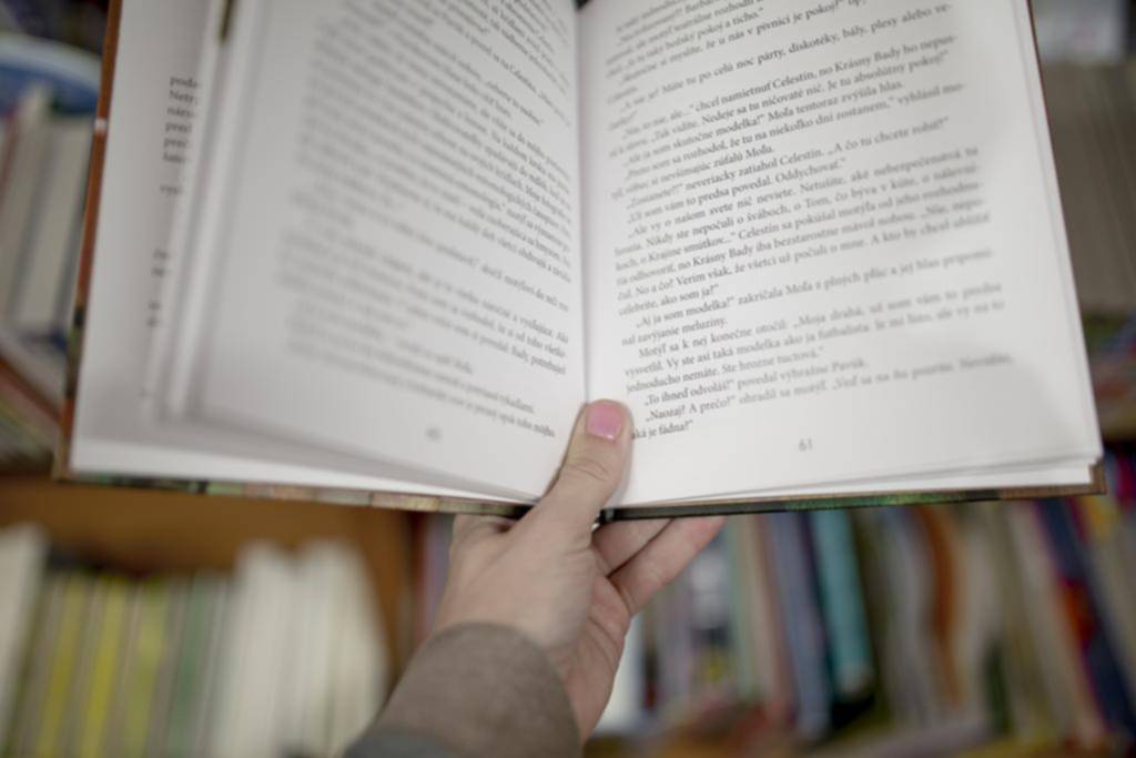 El libro como refugio: la vigencia del papel en tiempos de pantallas