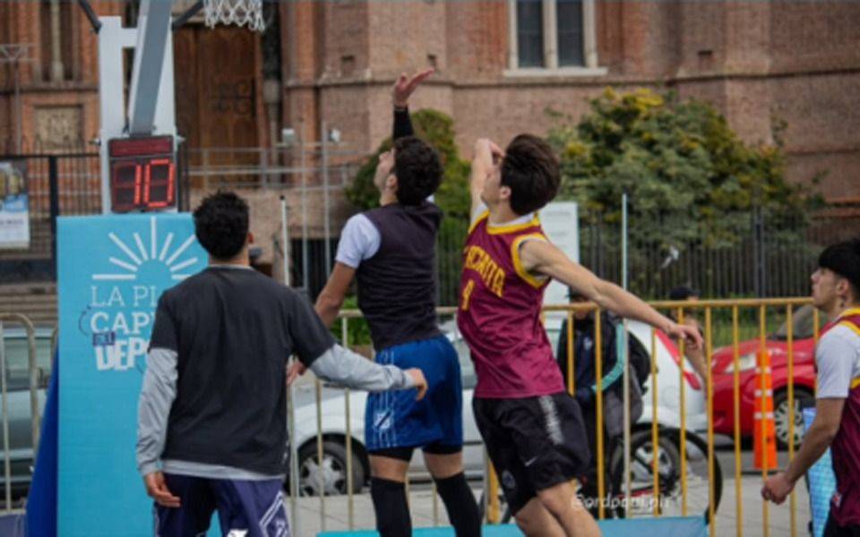 Plaza Moreno vivió un finde al ritmo del básquet en el torneo itinerante Circuito 3×3 Argentina