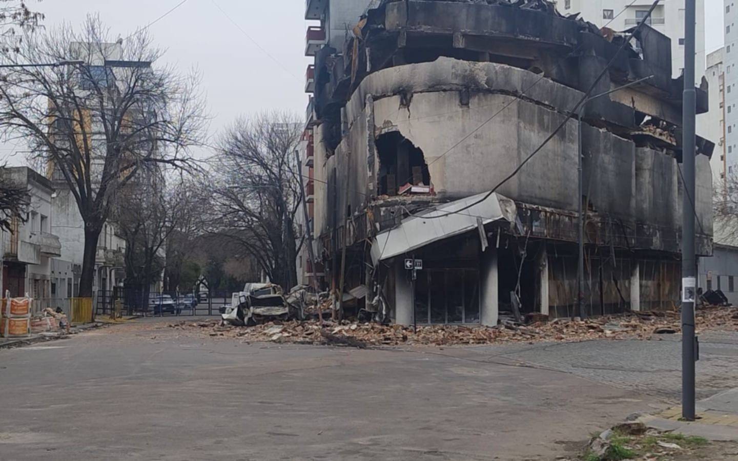 Arranca la demolición del depósito incendiado en La Plata: cómo será el operativo