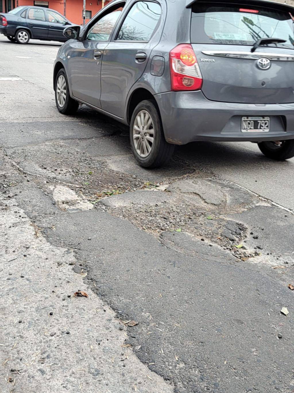 Pozos peligrosos suman riesgo vial en esquinas con intenso tránsito