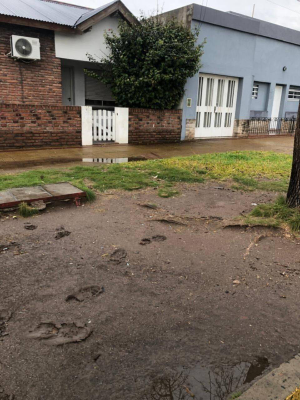 En La Loma, las paradas de colectivo están a la interperie y son de barro