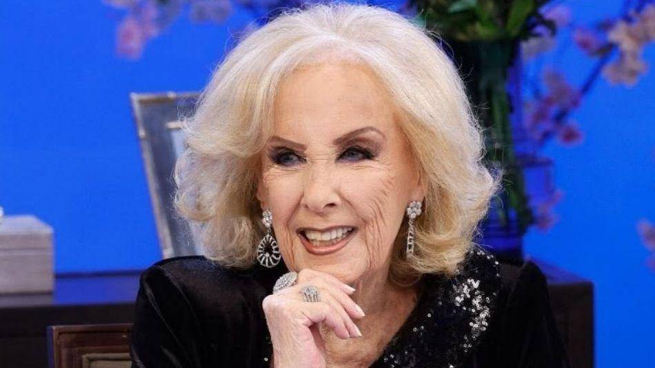 “Desnudita soy linda”: Mirtha se puso hot en su mesaza